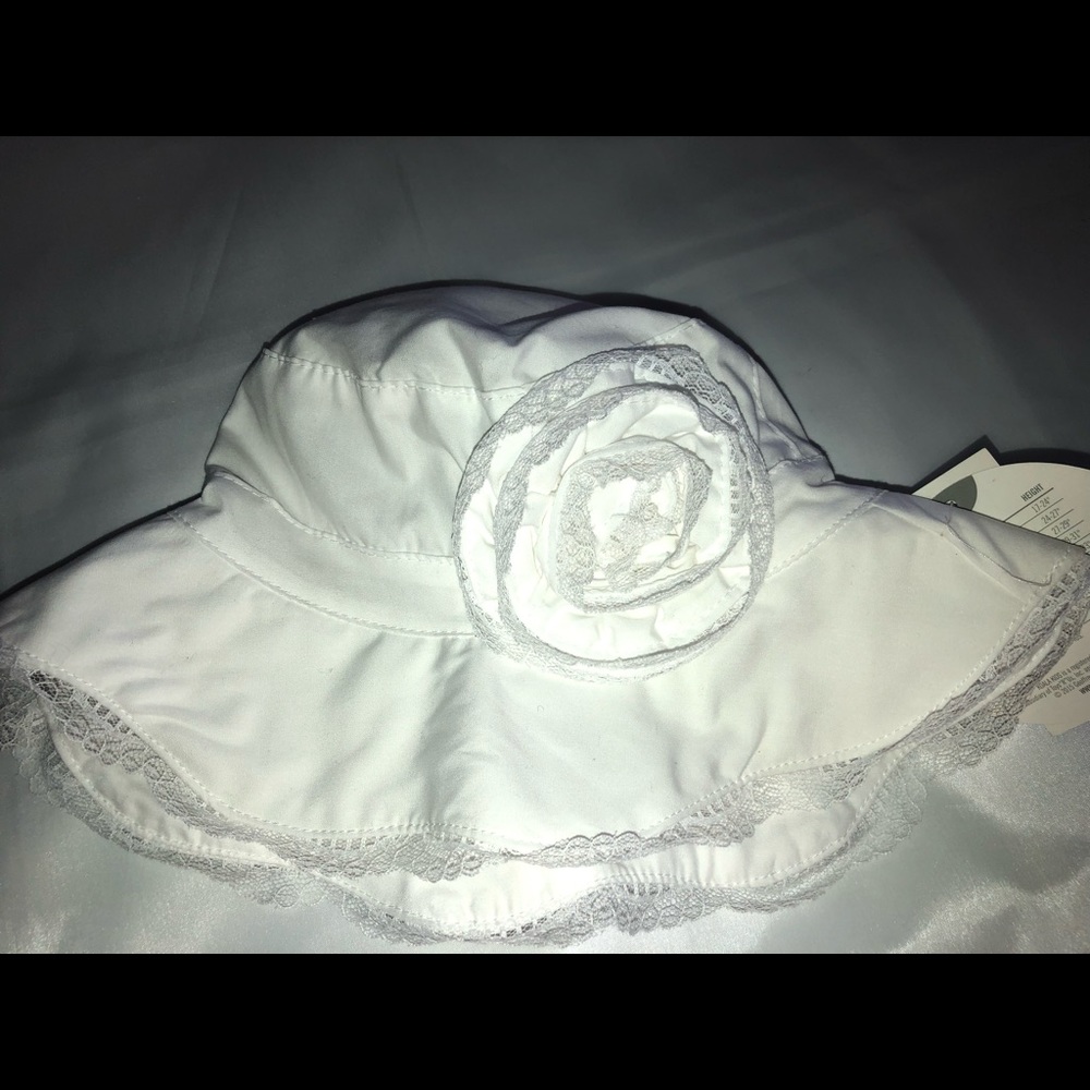 White summer bucket hat with flower